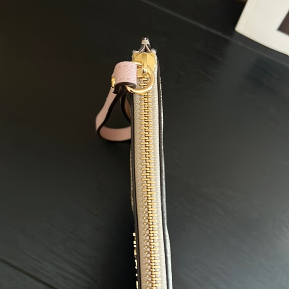 👜 Michael Kors Large Zip Clutch Wristlet 👜 - Picture 6 of 7